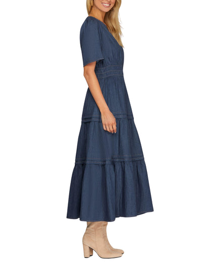 Look casual chic con vestido midi de mezclilla