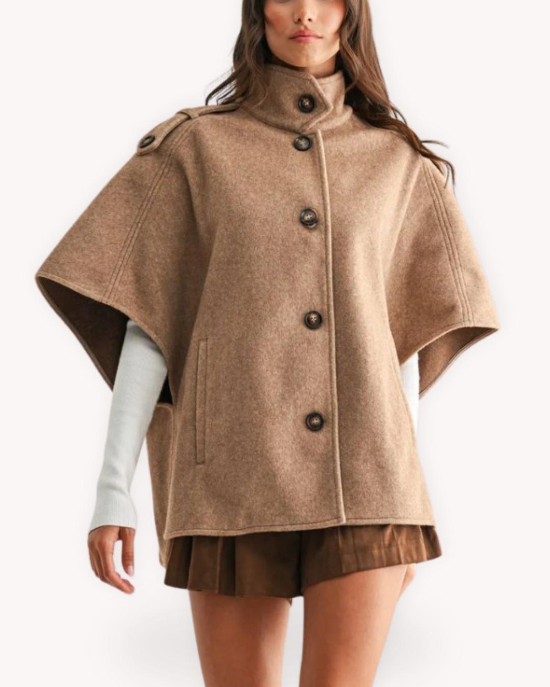 Abrigo capa con lana camel vista frontal completa con cuello alto, botones, charreteras y bolsillos