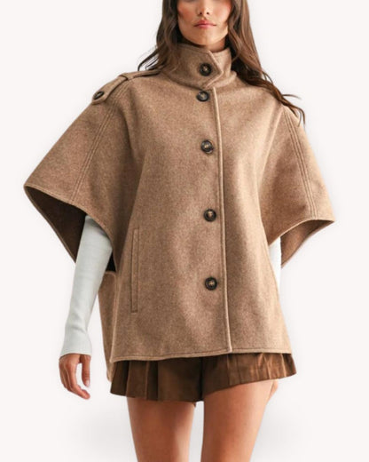 Abrigo capa con lana camel vista frontal completa con cuello alto, botones, charreteras y bolsillos