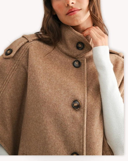 Abrigo capa con lana camel detalle de cuello alto, botonadura frontal y charreteras en hombros