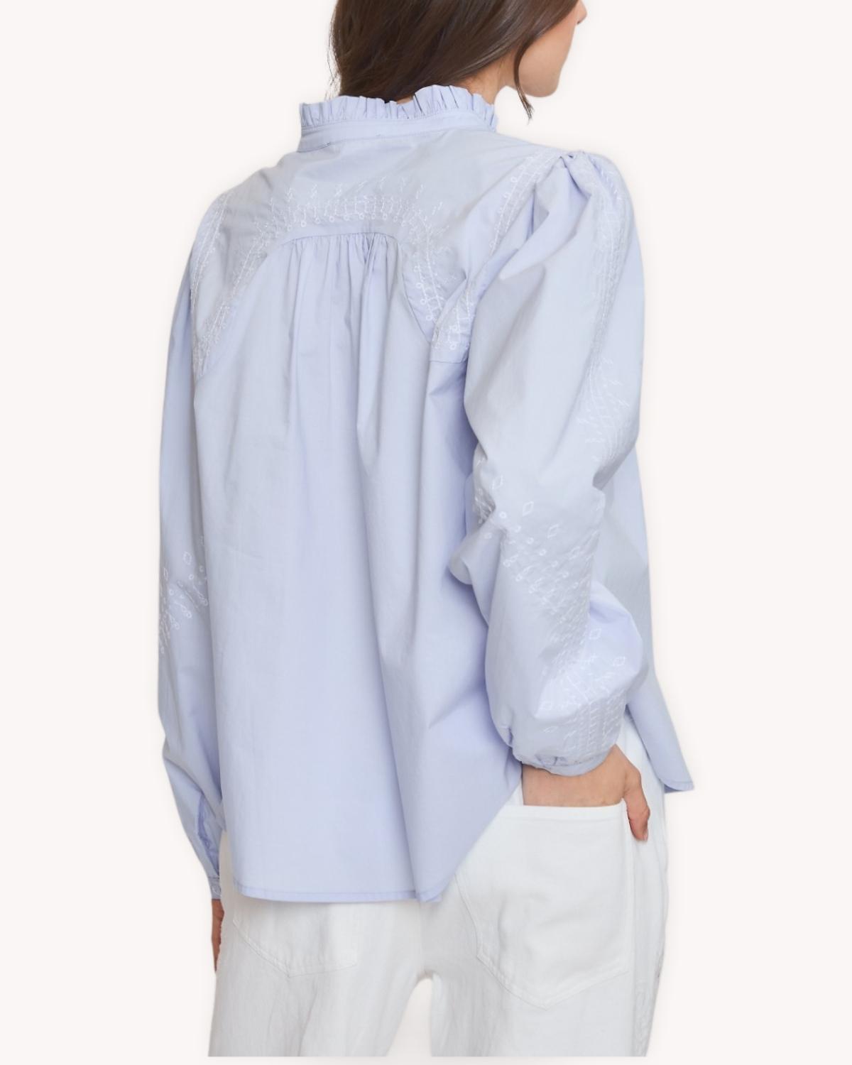 Blusa babydoll bordada azul vista posterior con bordado en canesú y mangas