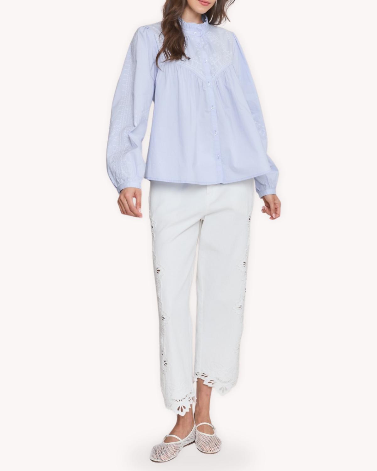 Blusa babydoll bordada azul de algodón vista frontal con pantalón blanco