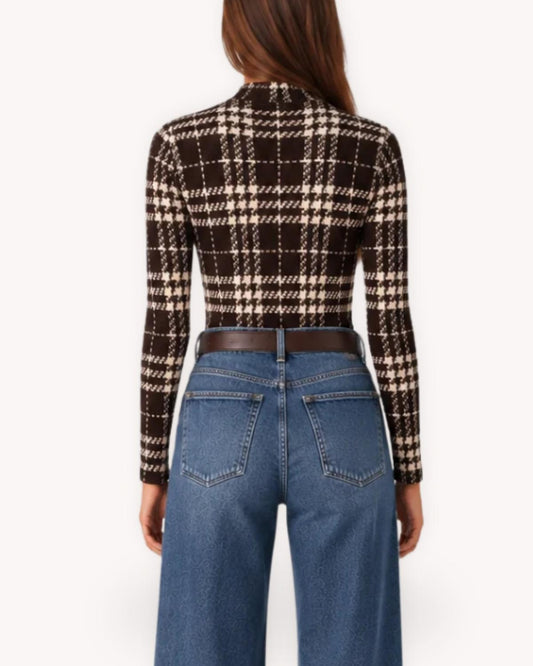 Vista posterior de la blusa de terciopelo a cuadros con manga larga y silueta ajustada