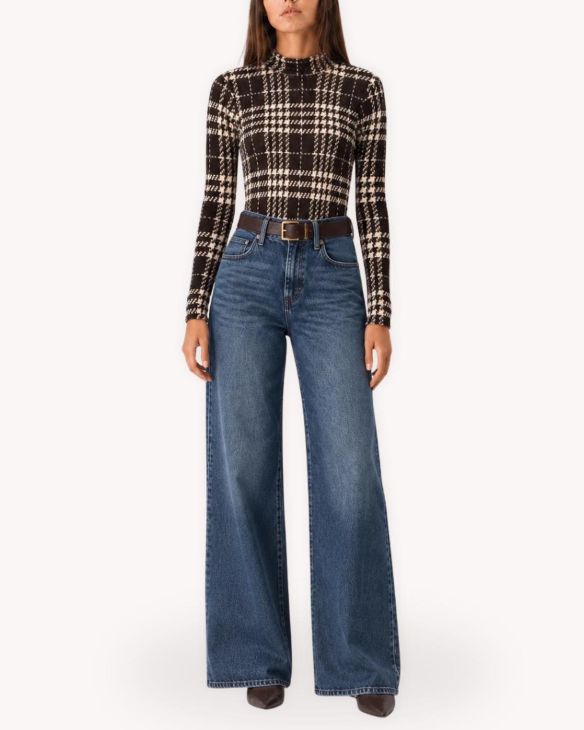 Vista frontal de la blusa de terciopelo a cuadros con estampado contrastante y cuello alto