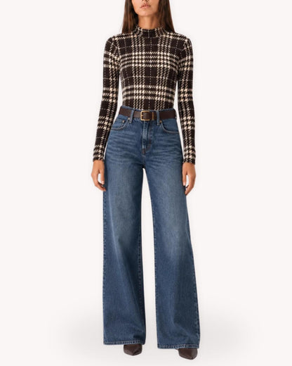 Vista frontal de la blusa de terciopelo a cuadros con estampado contrastante y cuello alto