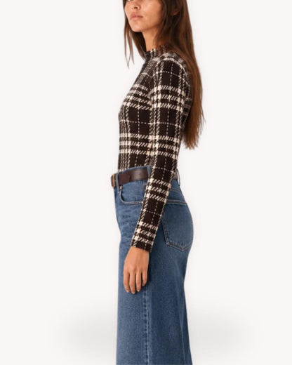 Vista lateral de la blusa de terciopelo a cuadros combinada con jeans de pierna ancha