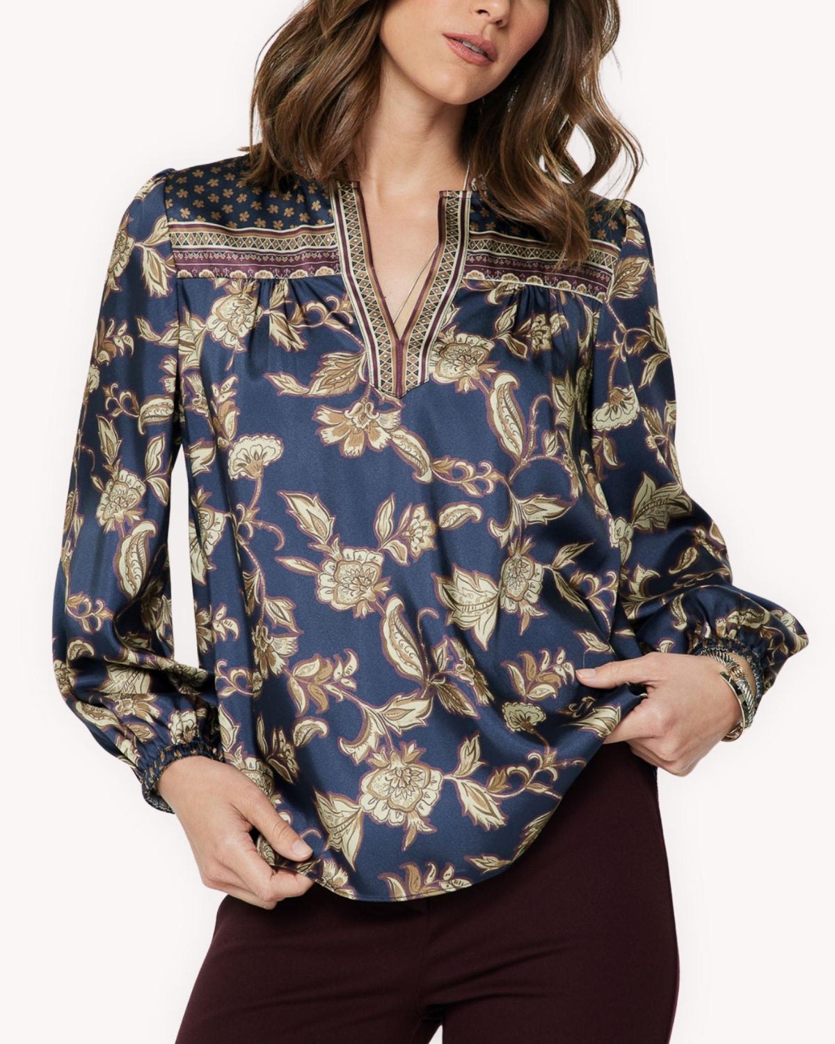 Detalle de estampado floral y cenefa a contraste en blusa azul