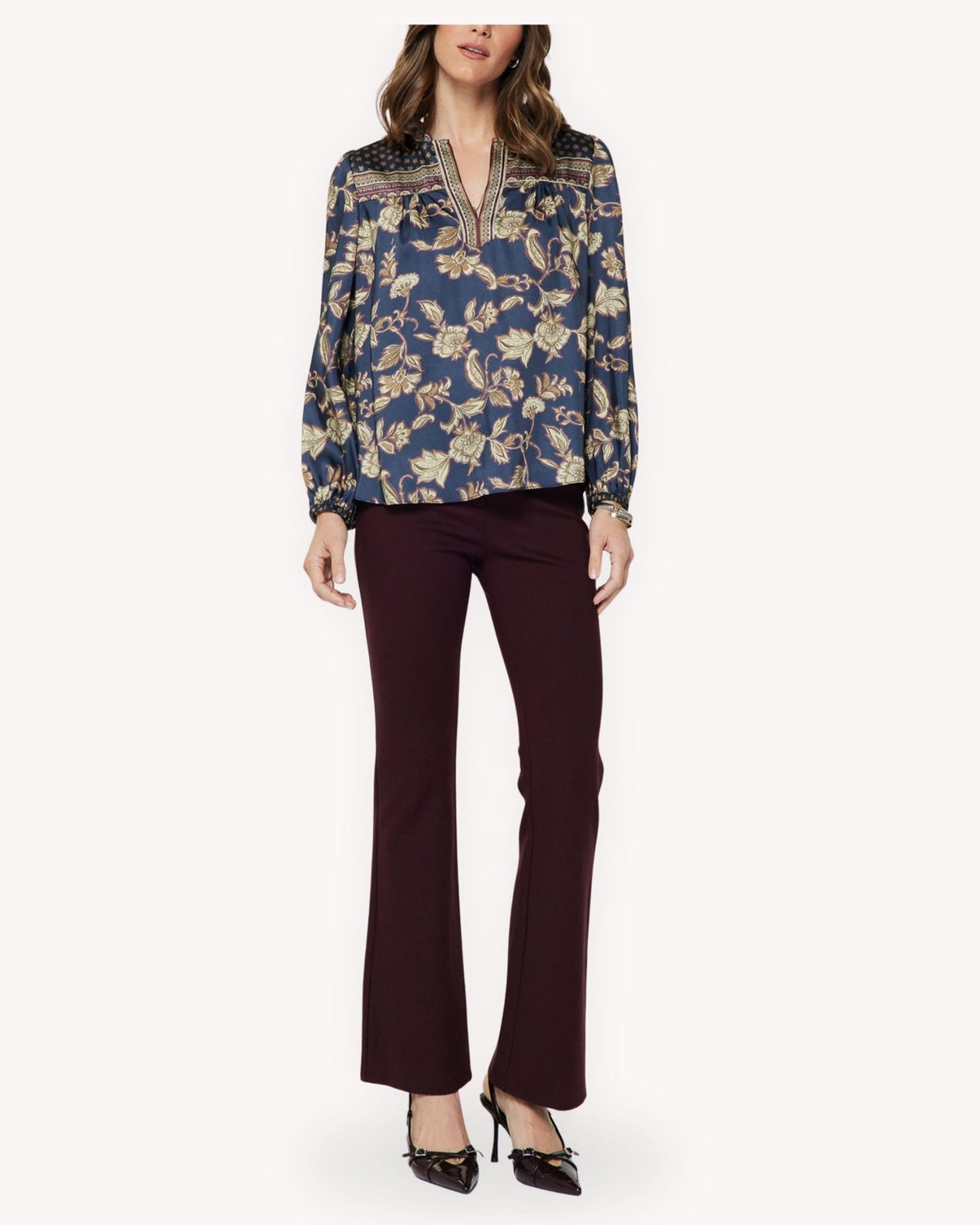 Blusa floral azul con cenefa a contraste vista frontal