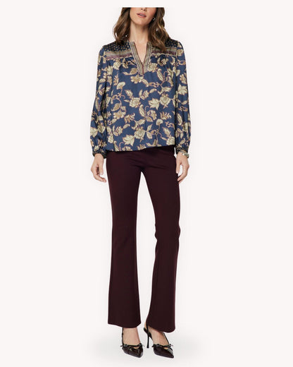 Blusa floral azul con cenefa a contraste vista frontal