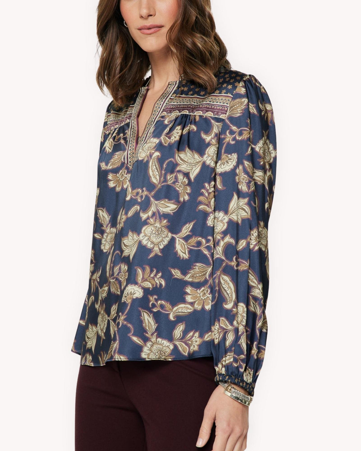Blusa floral con cenefa, escote en V y manga larga