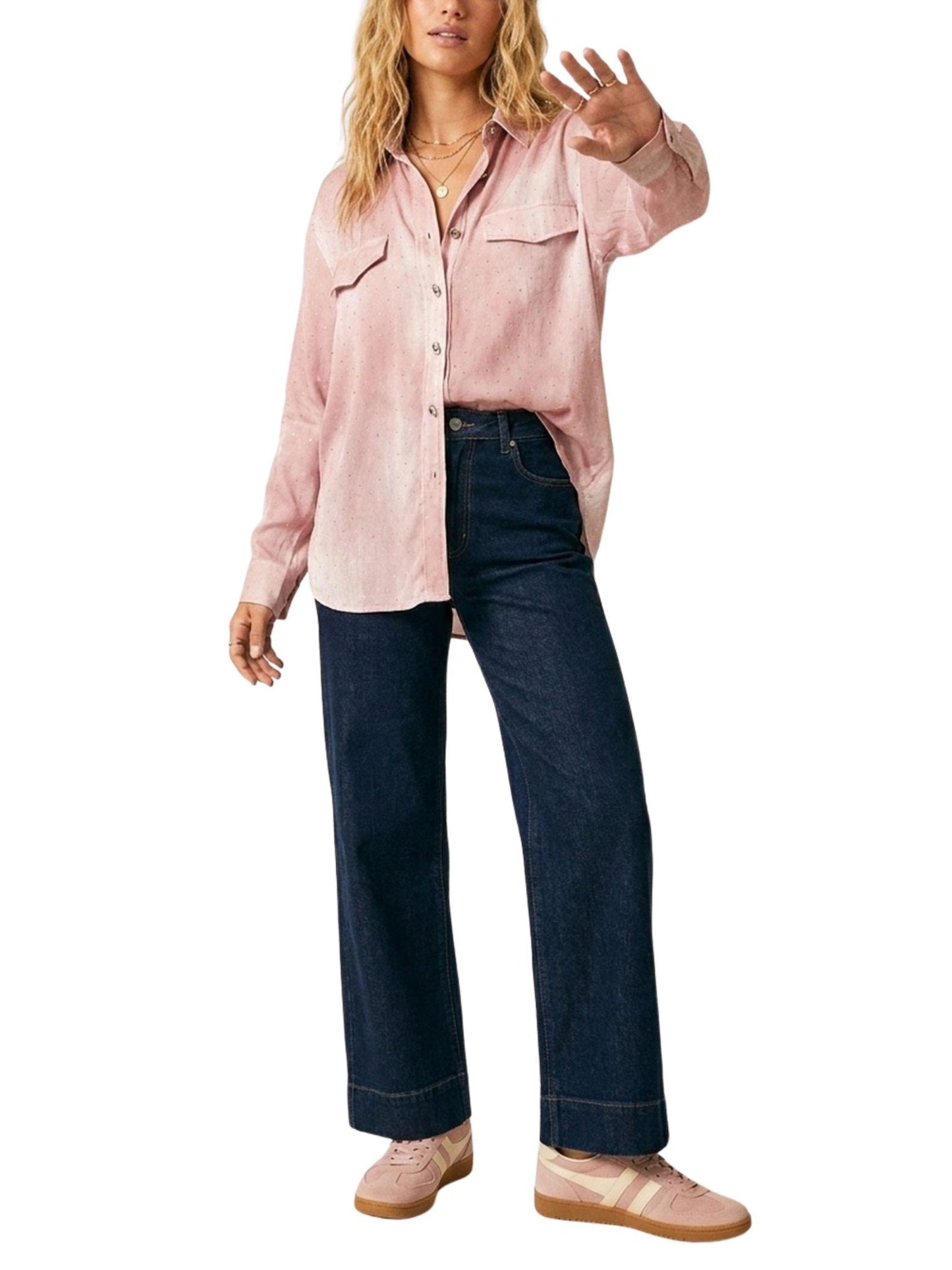 Blusa Gasa Oversize con Cristales combinada con jeans oscuros
