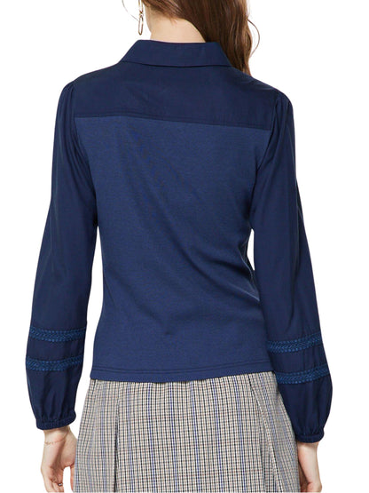 Vista posterior de blusa polo tejida de manga larga para mujer
