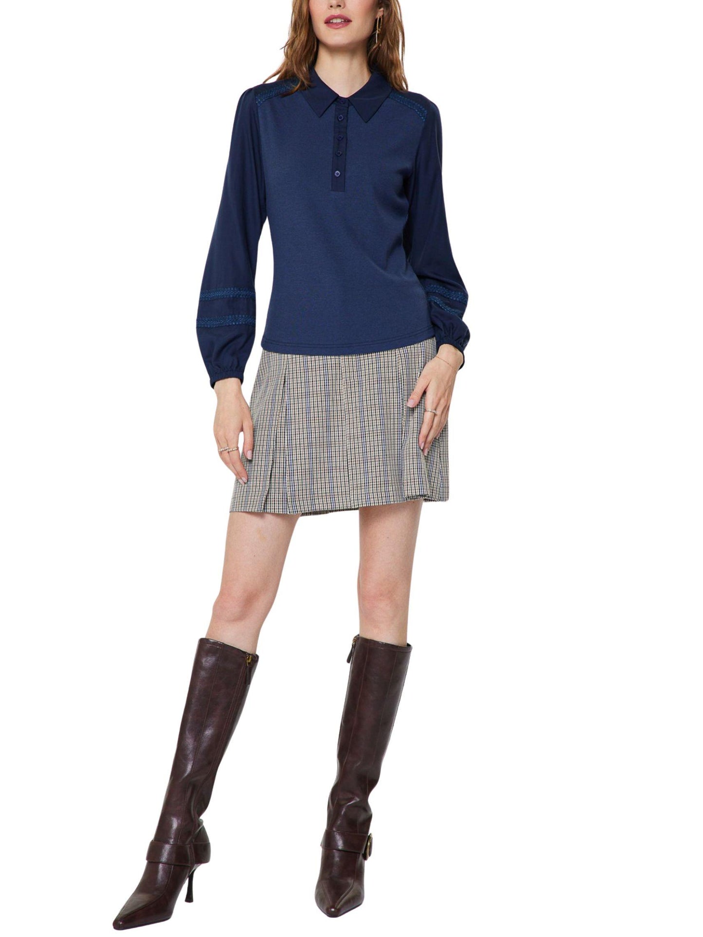 Modelo usando blusa polo tejida de manga larga con cuello camisero