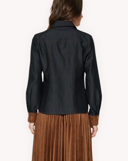 Vista posterior de camisa denim oscura con puños en ante vegano
