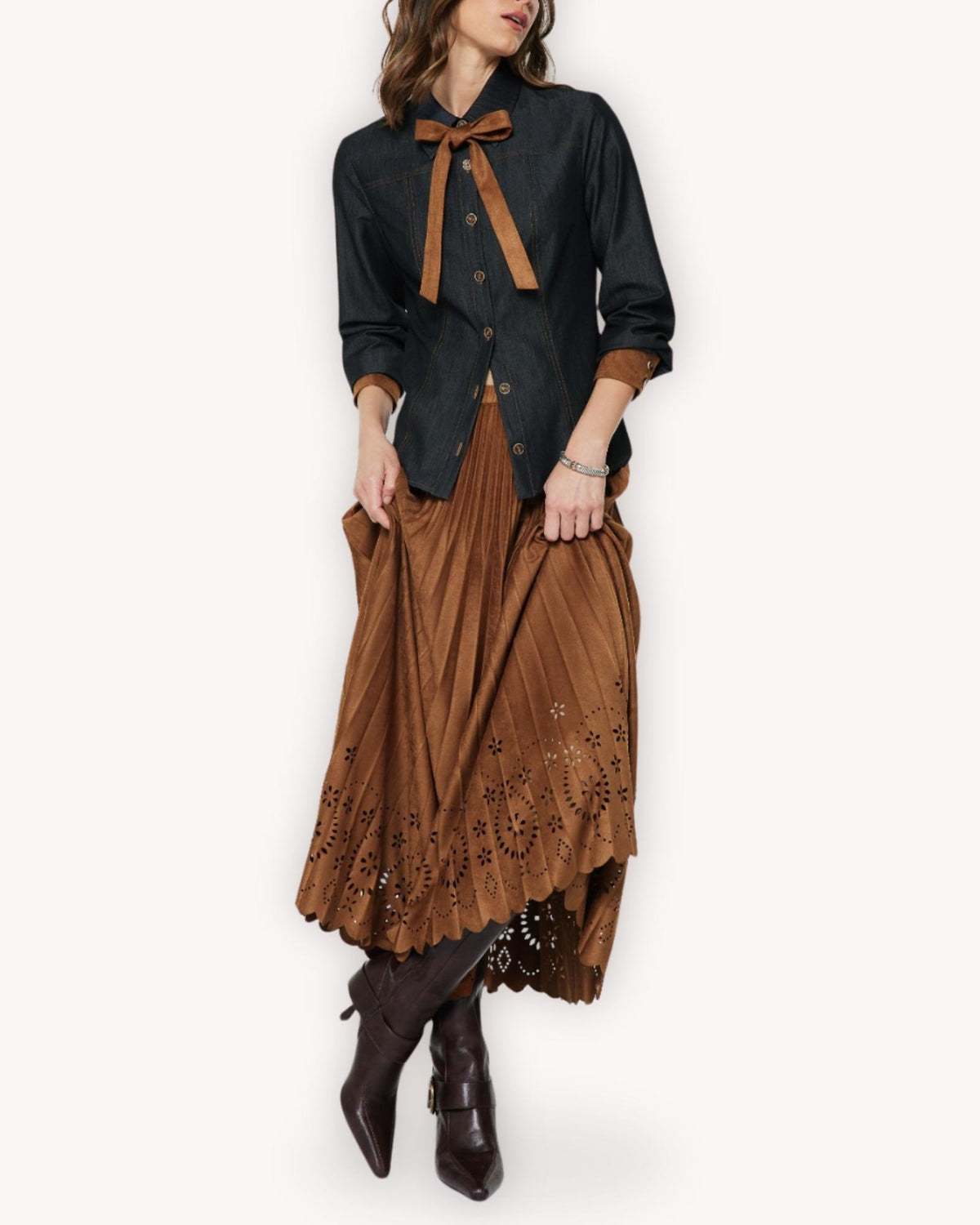 Vista frontal de camisa denim entallada con lazo camel