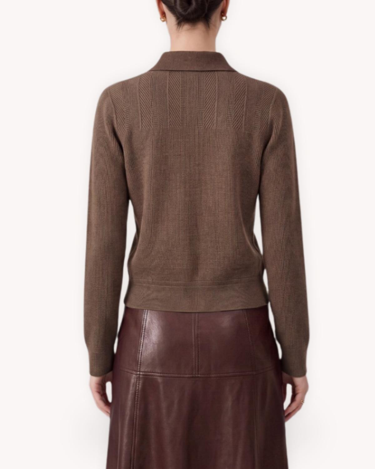 Vista posterior del cárdigan café con cuello camisero y detalles de punto en la espalda