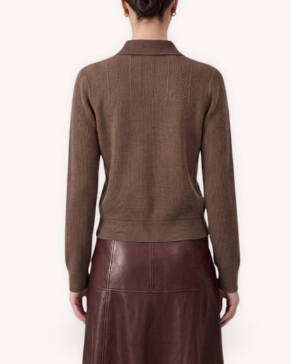 Vista posterior del cárdigan café con cuello camisero y detalles de punto en la espalda