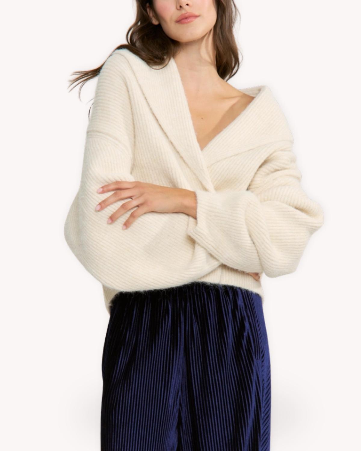 Cárdigan de punto con cuello chal marfil combinado con pantalón azul marino