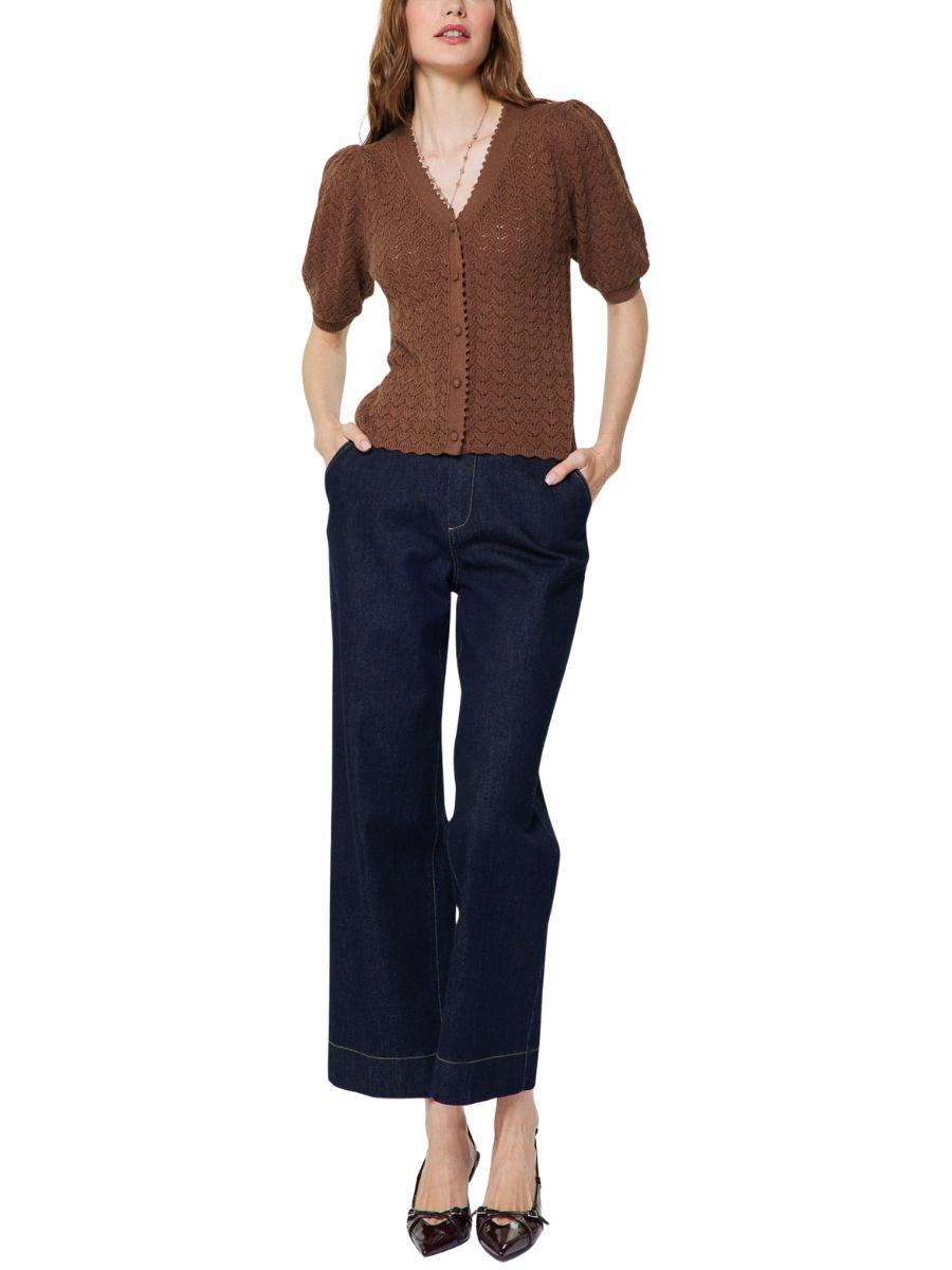 Detalle del tejido calado, escote en V y botones frontales de cardigan color cafe para mujer.