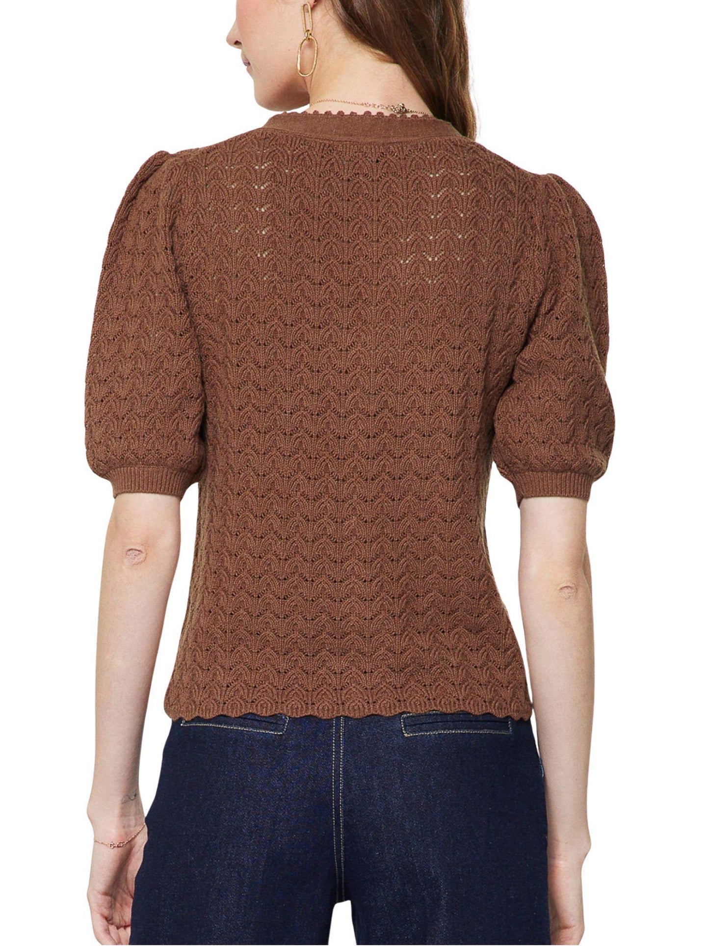 Vista posterior de cardigan punto calado color cafe para mujer con manga corta.