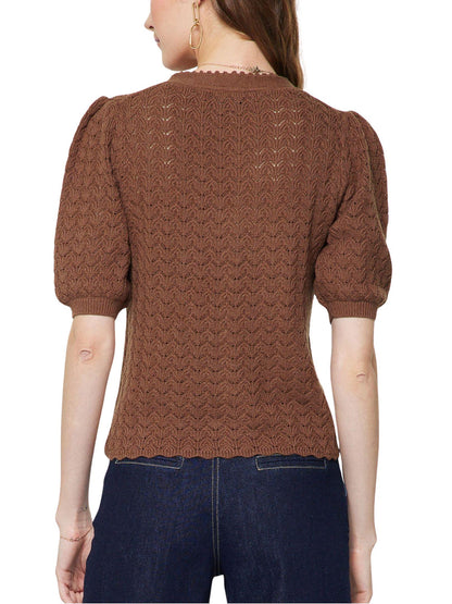 Vista posterior de cardigan punto calado color cafe para mujer con manga corta.