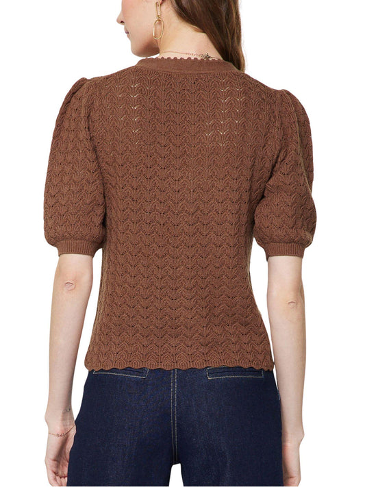 Vista posterior de cardigan punto calado color cafe para mujer con manga corta.