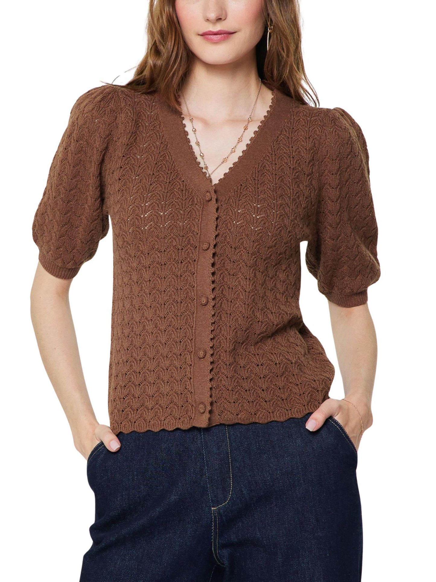 Cardigan punto calado color cafe para mujer con escote en V y botones frontales, vista frontal.