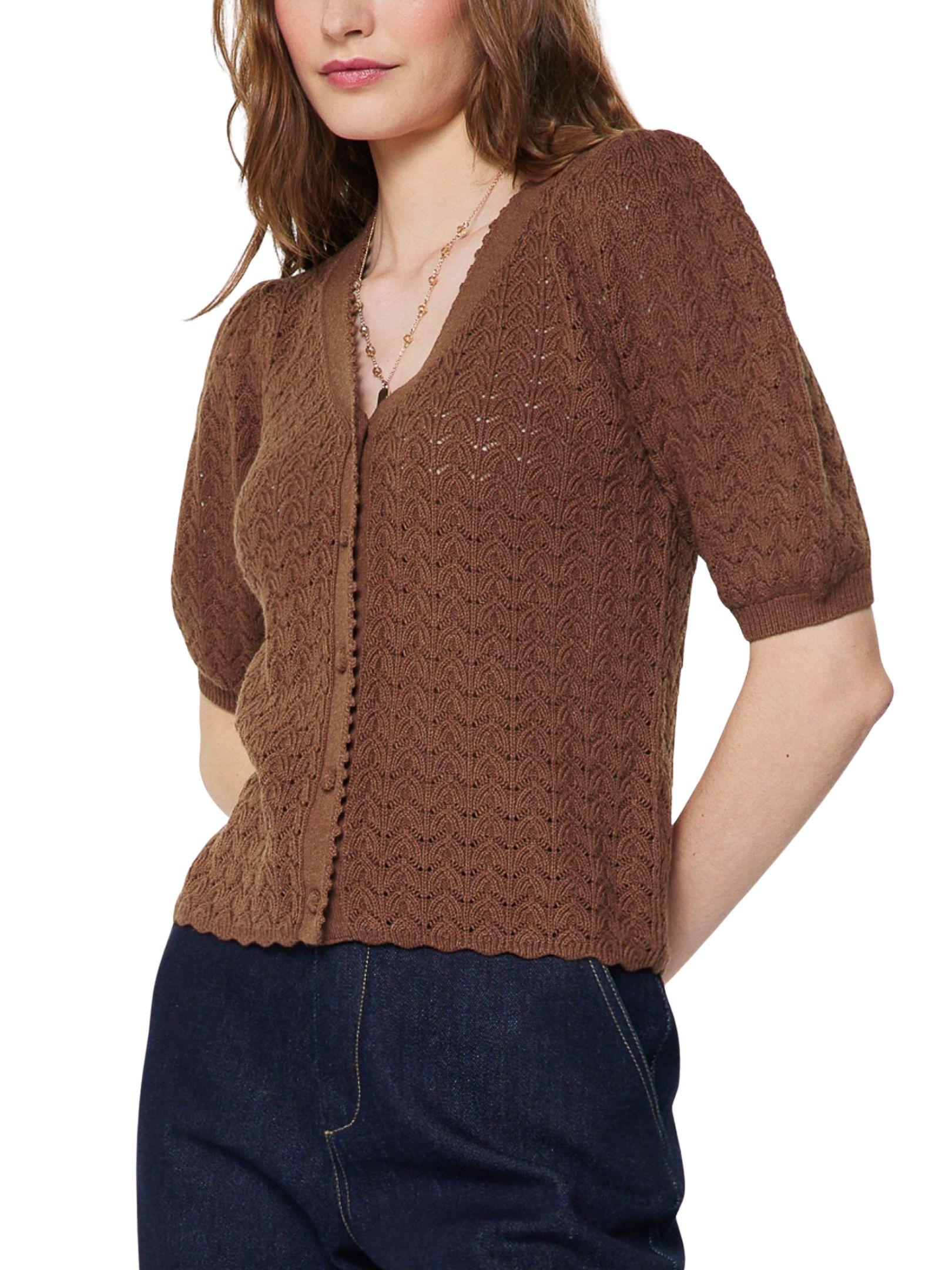 Cardigan punto calado color cafe para mujer con manga corta y tejido calado, vista lateral.
