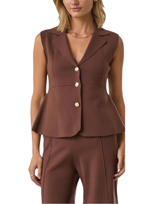 Chaleco sastre peplum con botones dorados, solapa clásica y corte entallado, vista frontal.