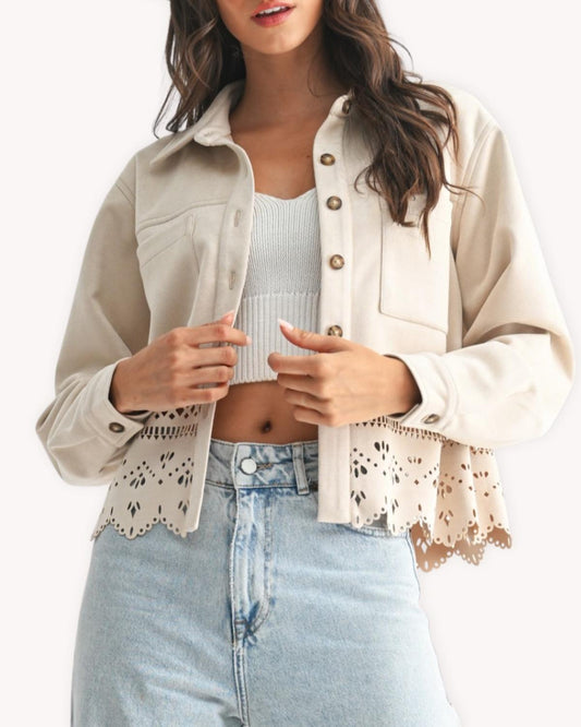 Detalle frontal de chaqueta calada de ante vegano beige con botonadura y calado láser