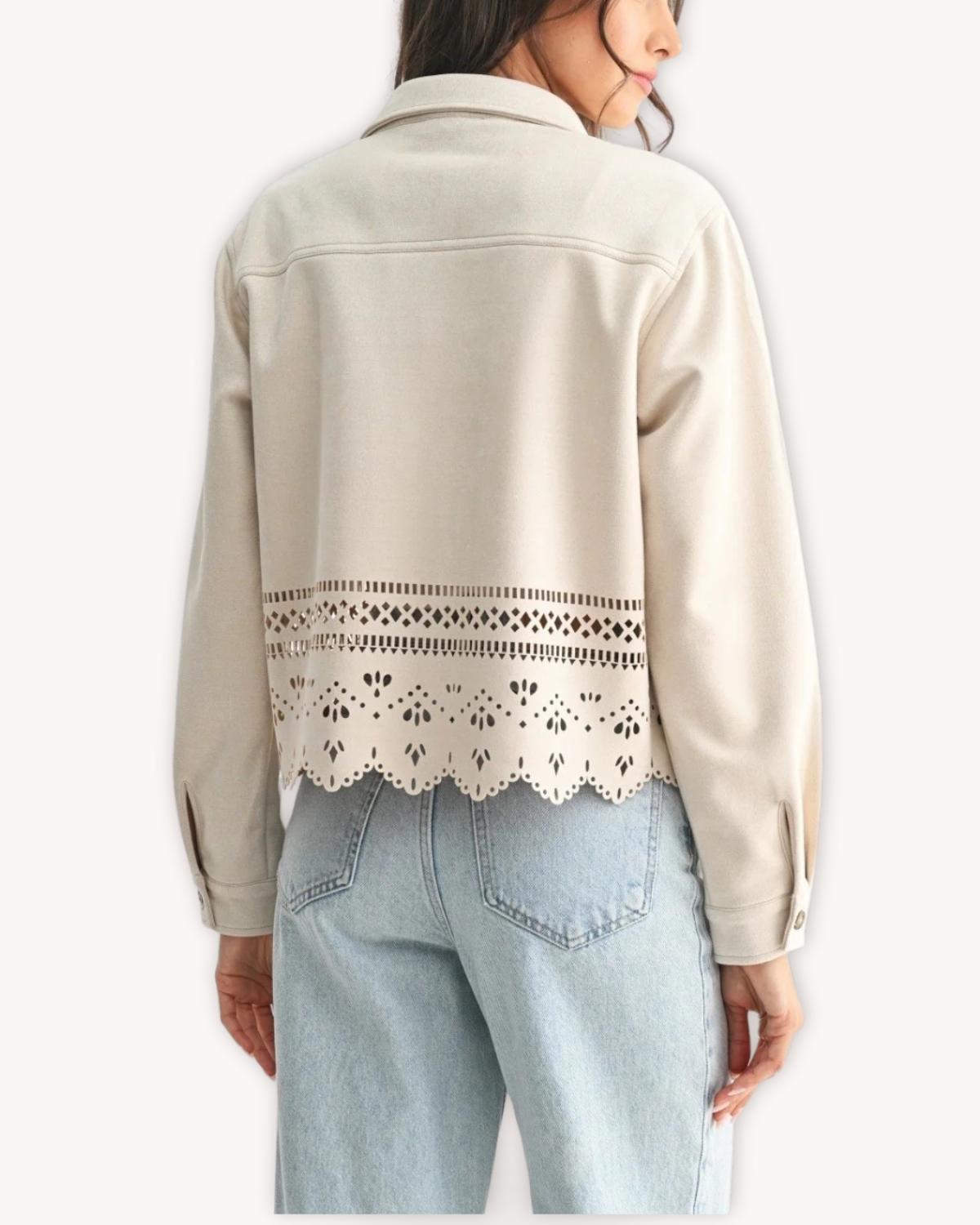 Chaqueta calada de ante vegano beige vista posterior con bajo festoneado