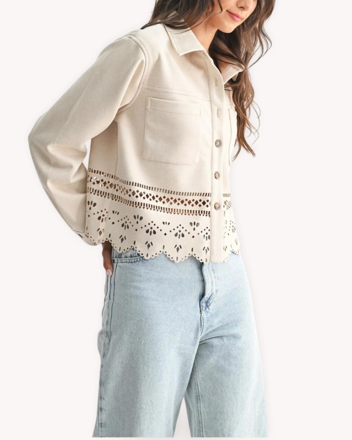 Chaqueta calada de ante vegano beige vista frontal con bolsillos de parche