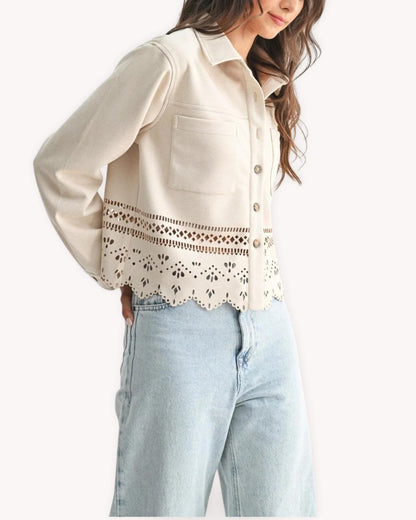 Chaqueta calada de ante vegano beige vista frontal con bolsillos de parche