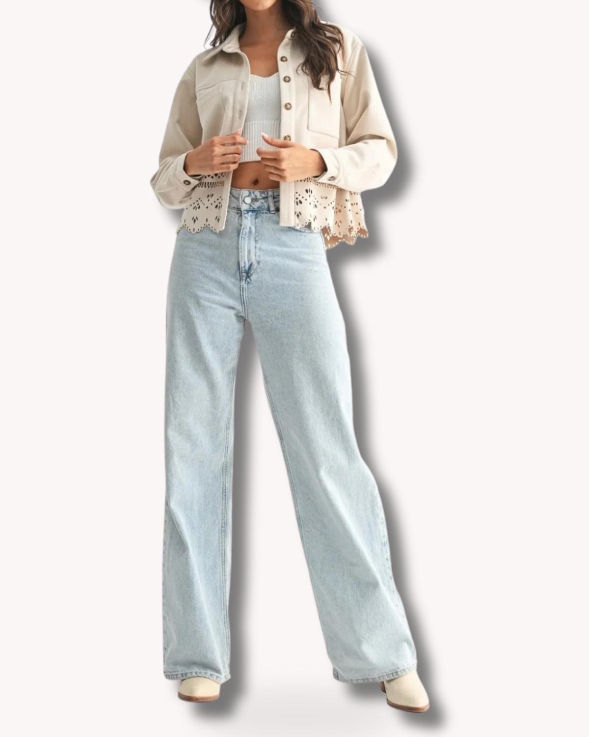 Chaqueta calada de ante vegano beige combinada con jeans de pierna amplia