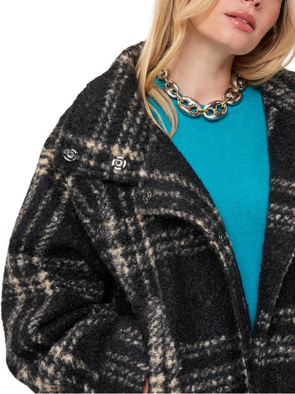 Detalle de chaqueta corta de cuadros EsQualo con cuello amplio y broches
