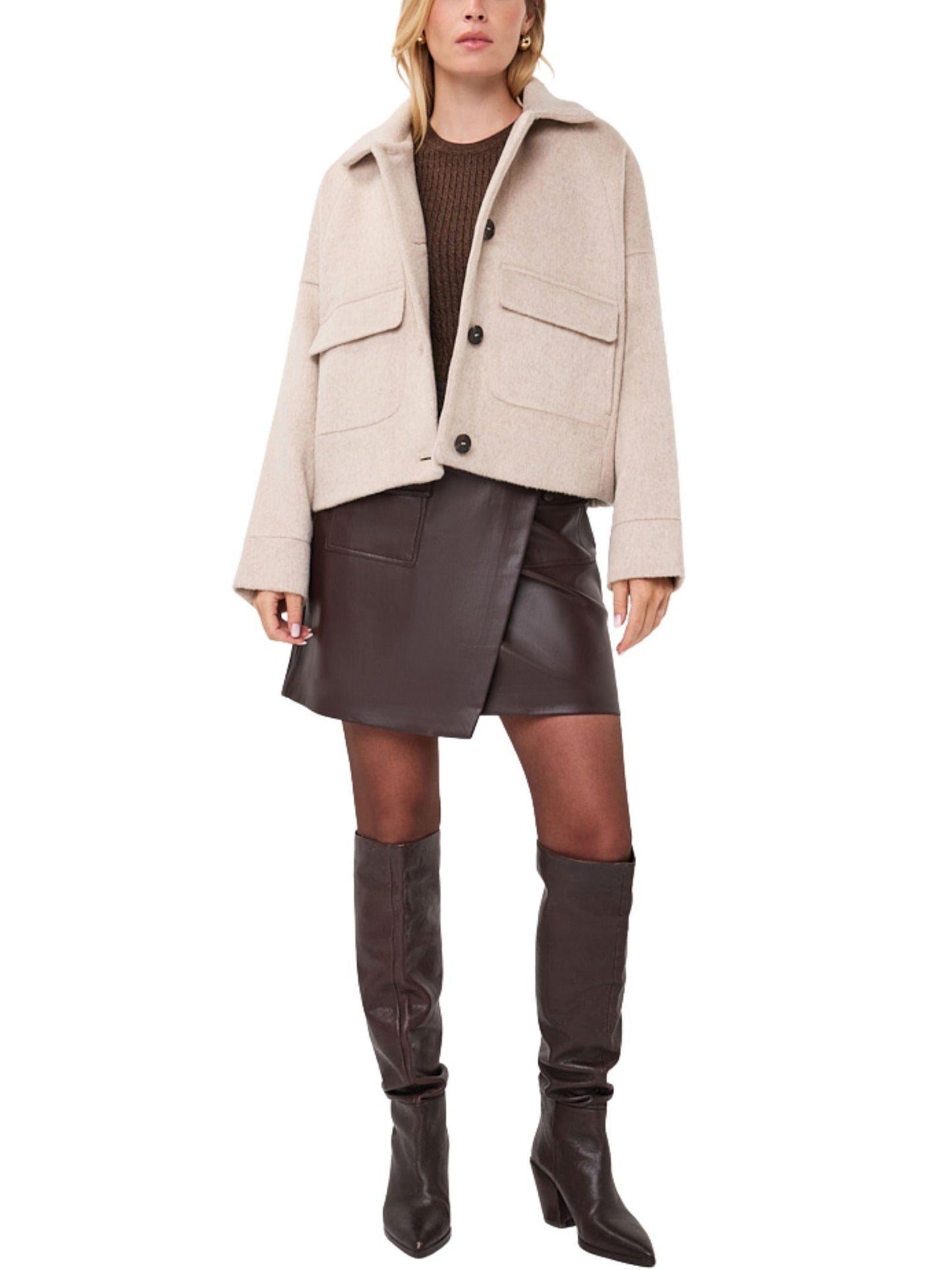 Look con chaqueta corta de lana EsQualo color biscuit