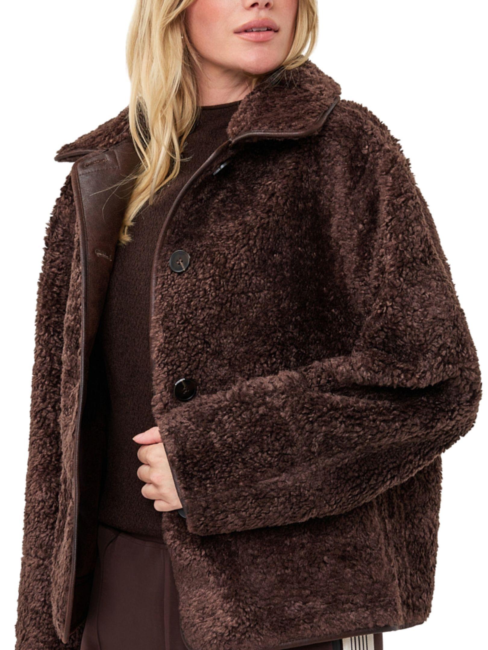 Detalle de chaqueta reversible EsQualo cafe con textura teddy