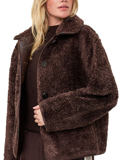 Detalle de chaqueta reversible EsQualo cafe con textura teddy