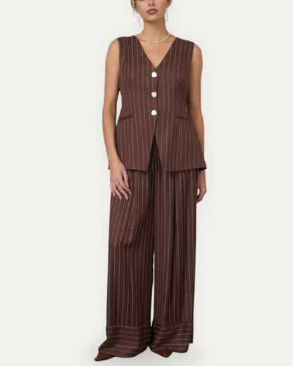 conjunto de chaleco y pantalon cafe raya diplomática frente