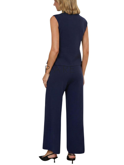 Conjunto de punto azul marino con chaleco y pantalón de pierna ancha visto de espalda