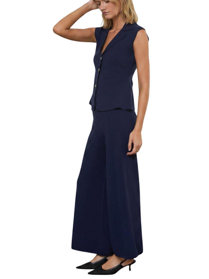 Conjunto de punto azul marino con chaleco sastre y pantalón de pierna ancha