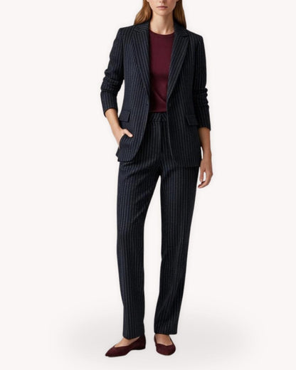 Conjunto sastre raya diplomática azul marino con saco abierto, pantalón recto y top burdeos