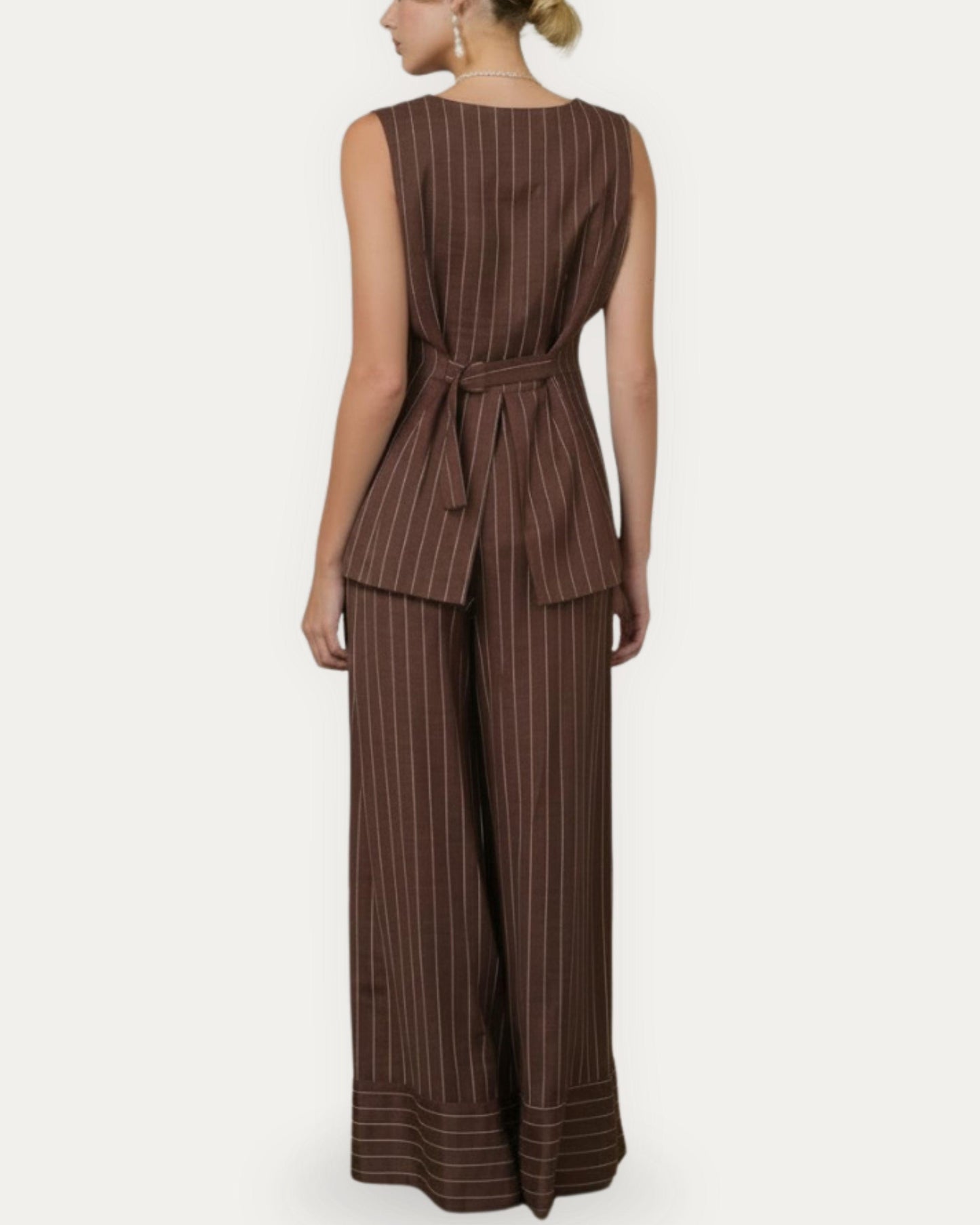 conjunto chaleco y pantalon cafe raya diplomatica espalda