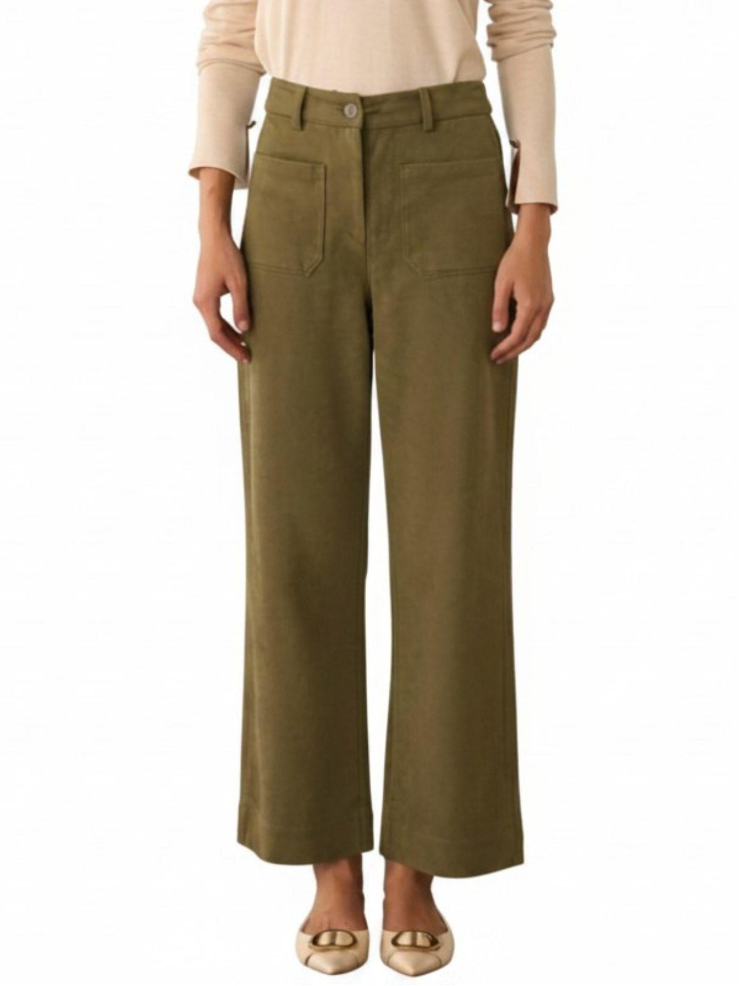 Pantalón de ante vegano verde olivo con pierna ancha, tiro alto y bolsillos frontales.