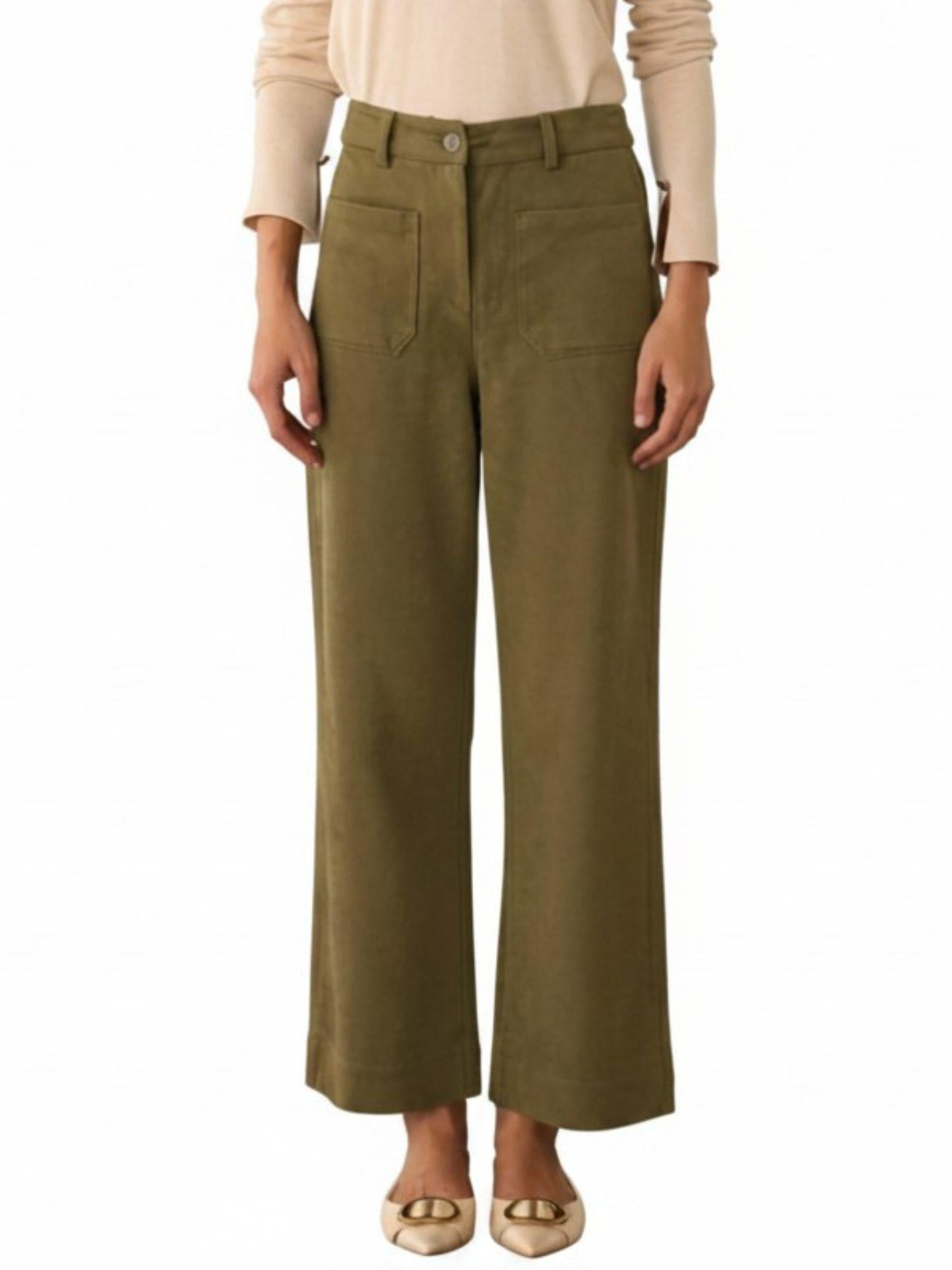 Pantalón de ante vegano verde olivo con pierna ancha, tiro alto y bolsillos frontales.