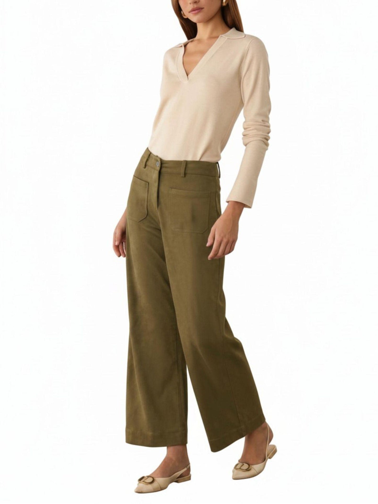 Pantalón de ante vegano verde olivo combinado con suéter tejido color marfil para un look casual elegante.