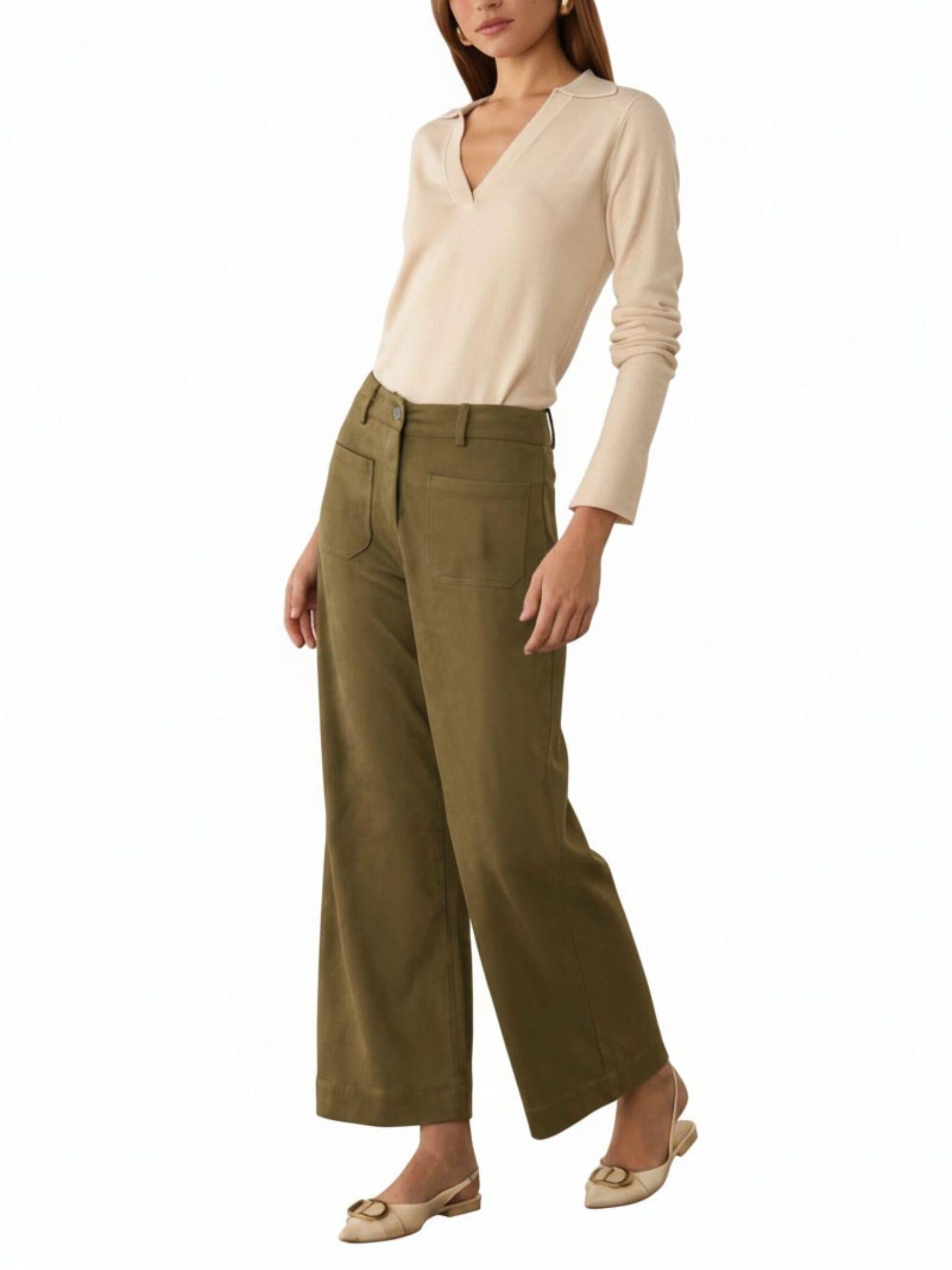 Pantalón de ante vegano verde olivo combinado con suéter tejido color marfil para un look casual elegante.