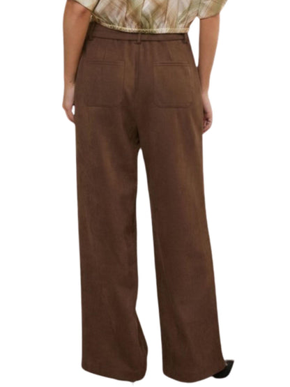 Vista posterior de pantalón café de pierna ancha en ante vegano con bolsillos traseros.