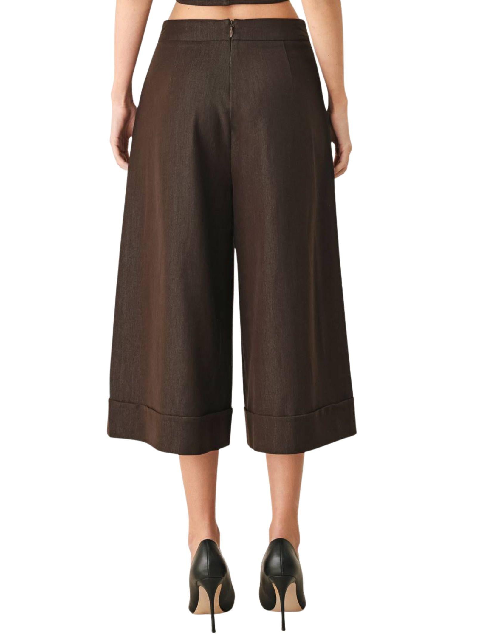 Vista posterior de pantalón culotte marinero de tiro alto para mujer con pierna amplia.