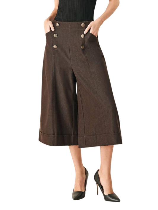 Pantalón culotte marinero de tiro alto para mujer con botones decorativos visto de frente.
